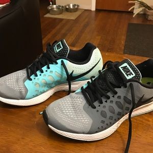 Nike Zoom Pegasus 31 in gray and aqua